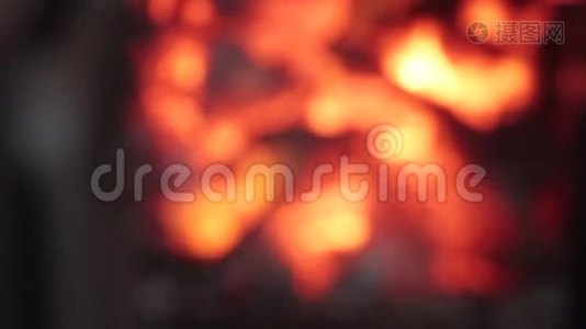 非常接近燃烧木头的烤箱，旁边有火和闪闪发光的余烬视频
