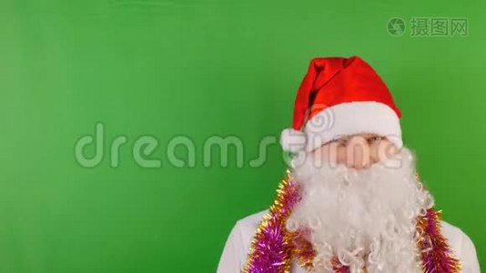 圣诞老人快乐`戴着白胡子的圣诞帽，戴着绿色Chroma钥匙，庆祝2019年新年和圣诞节视频