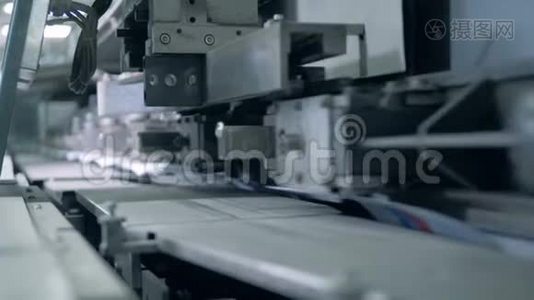 印刷机器在传送带上移动书籍，自动化生产。视频
