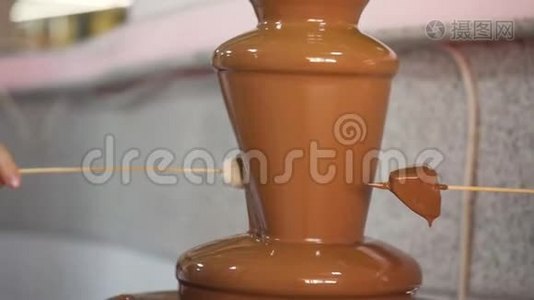 节日的巧克力喷泉视频