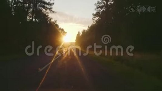 日落时在乡村公路上旅行视频