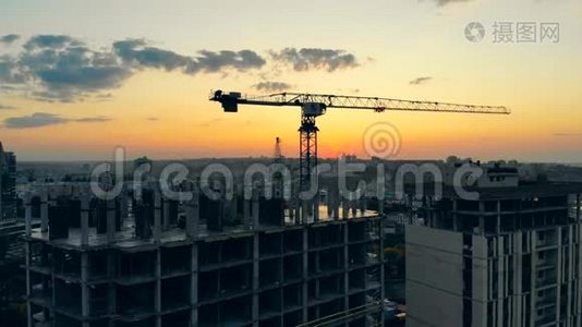 建筑工地与工作蓝色起重机在日落背景。视频