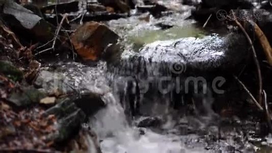 靠近山河.. 水流带着岩石。视频