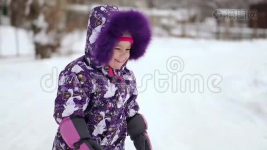 快乐的孩子在冬天的第一场雪中玩耍。 冬暖夏凉的小男孩穿着温暖的雪服走路，玩得开心视频