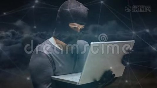 黑背景下使用笔记本电脑的黑客数字动画视频