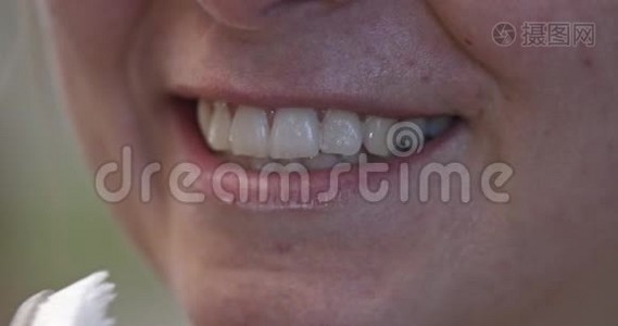 女人用牙刷清洁牙齿的慢动作视频。视频
