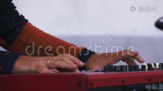 在音乐节上，男性手弹电钢琴视频