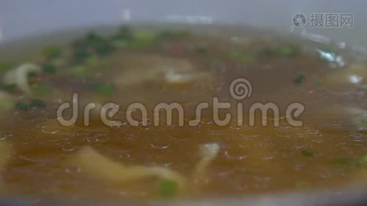 冲绳一家日本餐馆油面汤的慢动作视频