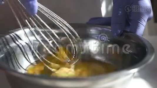 女孩在玻璃碗里用糖搅拌生鸡蛋。 吹着鸡蛋视频