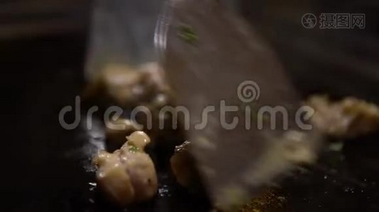 4K菜奇肯。 厨师在烧烤炉上煮一份生的鲜肉牛排视频