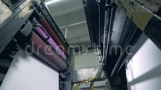 一台工作中的大型印刷机器，现代技术。视频