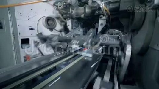 工厂机器在传送带上推动印刷书籍。视频