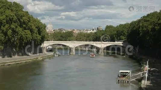 意大利罗马泰伯河上一座桥的下午景色视频
