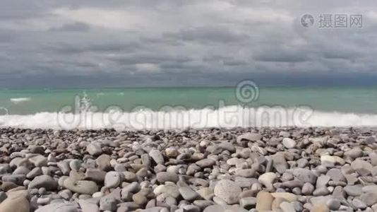 汹涌的大海，海浪拍打着海岸，天空中的云彩视频