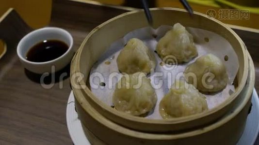 在餐馆里用筷子吃饺子的慢动作。 中国食物视频
