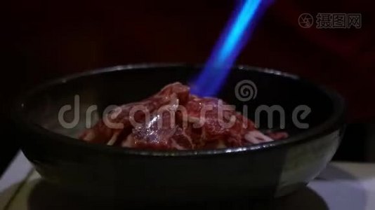 日本餐馆的人用火烤器在碗里煮鲜肉视频