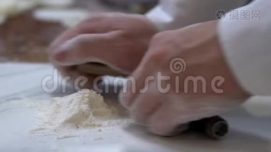 慢动作厨师在肉馅之前滚面团以制作饺子视频