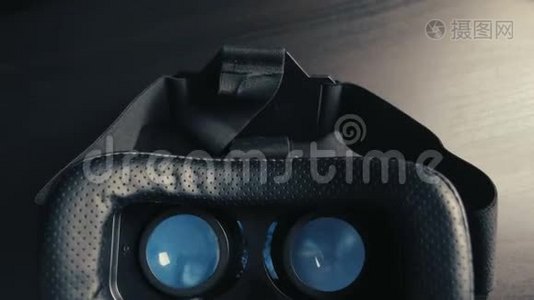 特写虚拟现实眼镜，VR半身躺在黑桌上.. 现代技术概念。视频