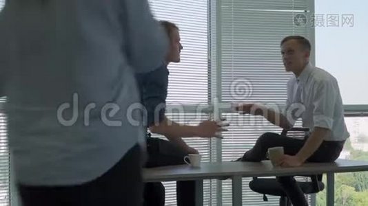 两个生意伙伴坐在桌子上为女孩送行视频