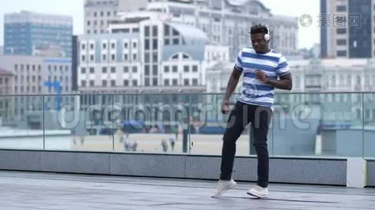 戴耳机的酷男表演非洲之舞视频