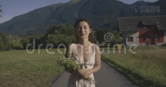 穿着衣服拿着花的亚洲女人视频