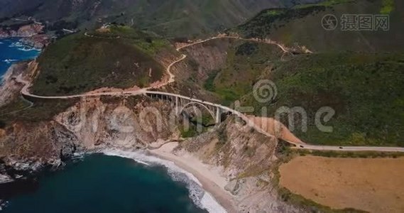 史诗般的空中全景，令人惊叹的比克斯比峡谷大桥和1号高速公路阳光明媚的夏季景观在大南加州。视频