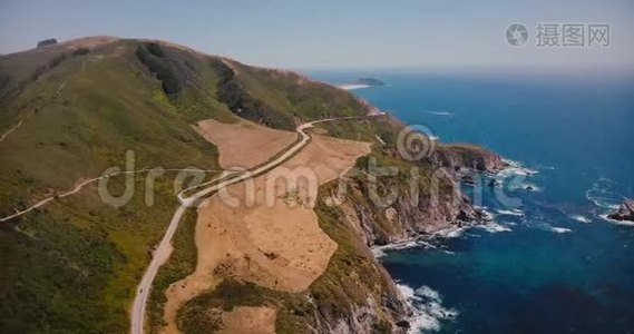 美丽的电影空中拍摄史诗高速公路1和太平洋夏季海岸风光全景在大苏尔加州。视频