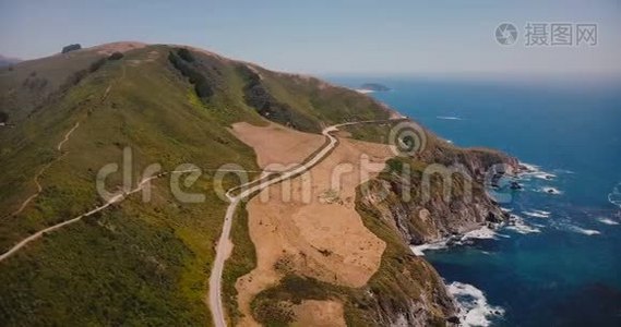 一号公路和太平洋阳光海岸线在加州大苏尔州全景的惊人背景空中拍摄。视频