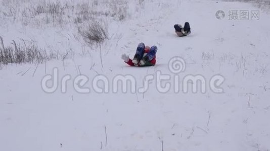 快乐的孩子们乘雪橇从高山上滑过。 冬天女孩在公园里玩圣诞节视频