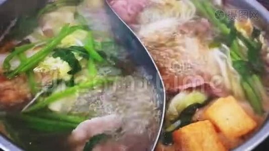 锅里的汤在餐馆里煮。视频