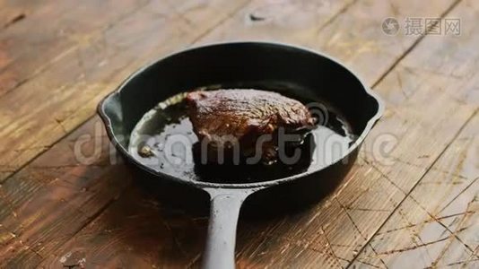 锅上有肉和油视频