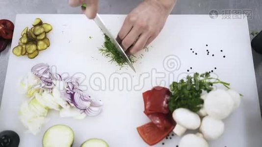 在餐厅烹饪切菜，俯视风景视频