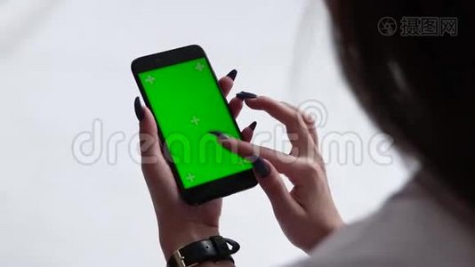 美丽的女孩手里拿着智能手机，手里拿着绿色的屏幕，男人手里拿着手机智能手机视频