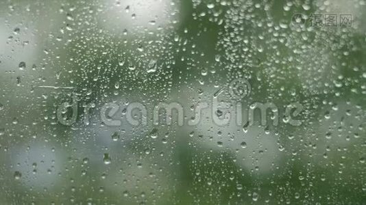近景镜头雨滴溅到窗户玻璃与光线泄漏。视频