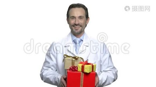 穿着白色外套的人拿着礼品盒。视频