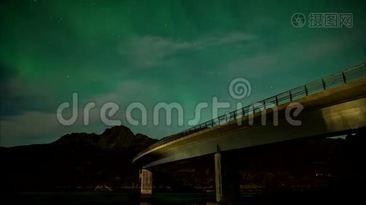 挪威桥上方的北极光视频