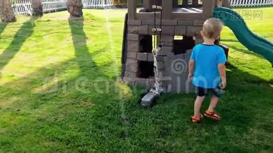 在阳光明媚的日子里，小男孩在儿童操场上玩塑料玩具屋的4k视频视频