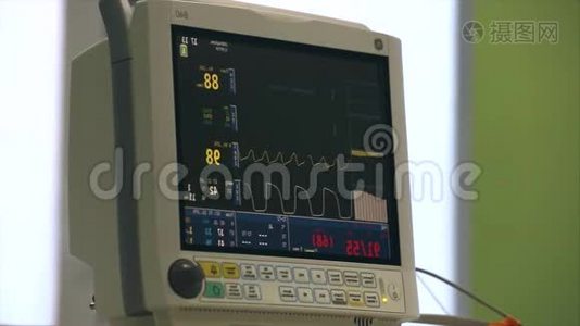 心电监护病人在手术室`病情，在屏幕上关闭心跳，心率，血压视频