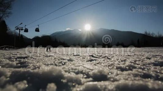 欧洲滑雪胜地滑雪道上人们的剪影视频