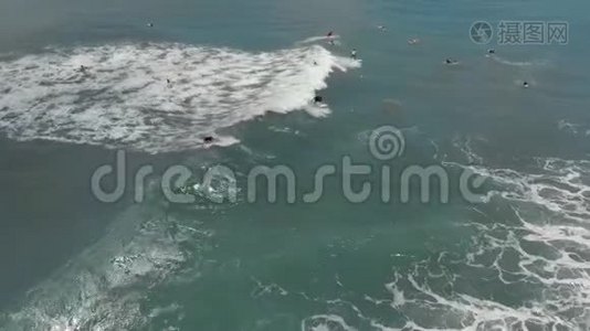 冲浪者乘坐海浪的空中射击视频