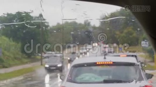 前面的屏幕和雨滴在交通堵塞的汽车上，运输视频