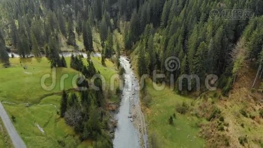 喀尔巴阡山蜿蜒曲折的普鲁特河视频