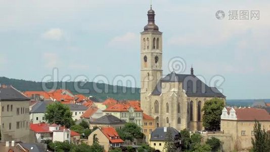 捷克波希米亚小镇上美丽的老教堂，钟楼视频