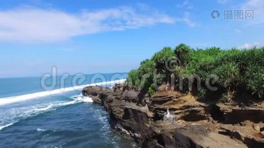 看看海滩悬崖和波涛汹涌的海洋，在巴厘岛，印度尼西亚的海岸。 环境可持续性概念。视频