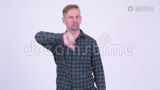 愤怒的金发时髦男人竖起大拇指的肖像视频