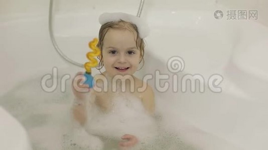 漂亮的三岁女孩洗澡。 把水洒到照相机里视频