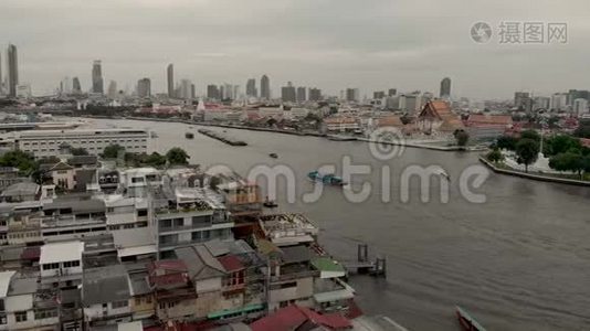 4k Chao Phraya河城市景观和Wat Arun Ratchavararam，流经曼谷市中心，提供方便的船只视频