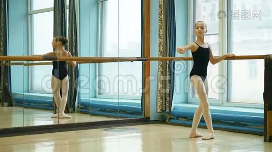 芭蕾舞演员练习舞蹈视频