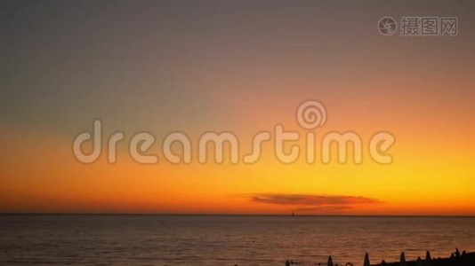 海景，海上红色戏剧性日落.. 太阳把大海染成红色。视频