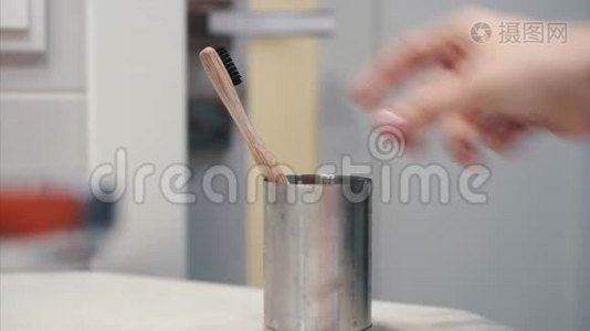 女人的手臂拿着牙刷清洁牙齿视频